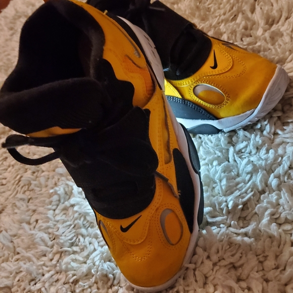 Tennis shoes - Picture 2 of 4